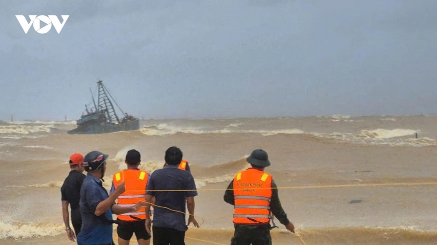 Bualoi landfall: Two fishing vessels with 11 on board sink off Quang Tri
